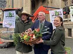 Ein Präsentkorb für den Erfurter Oberbürgermeister